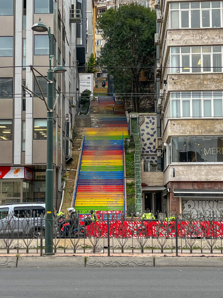 Escaleras en el Barrio de Orkatoy, imprescindibles de Estambul