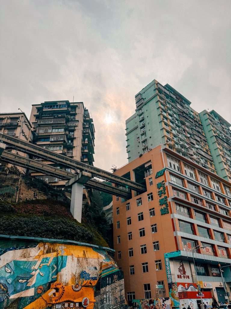 Tren por dentro de los edificios en Chongqing, 21 días en China