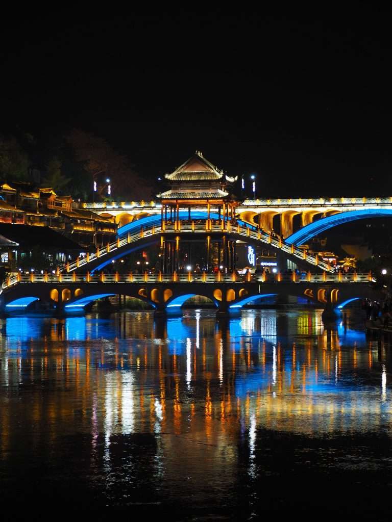 Puente de Fenghuang de noche, 21 dias en China
