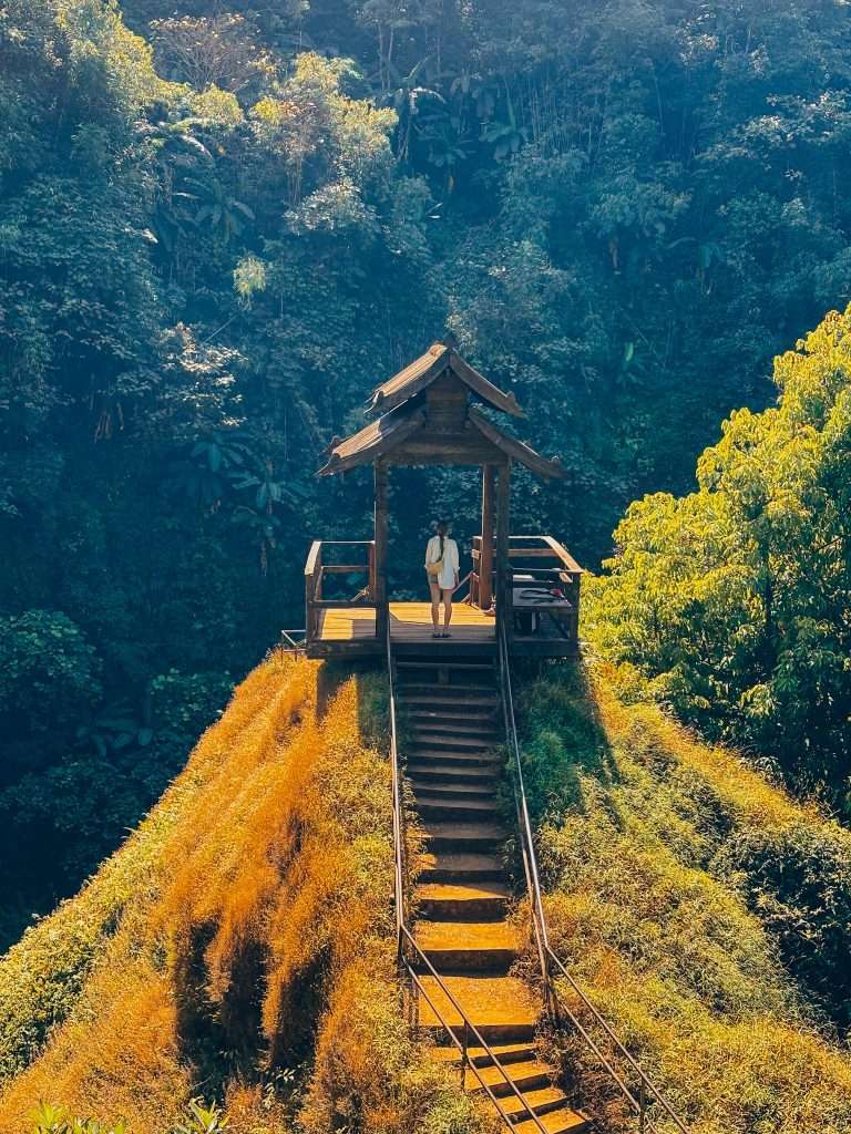 Tad Gneuang, 14 días en Laos