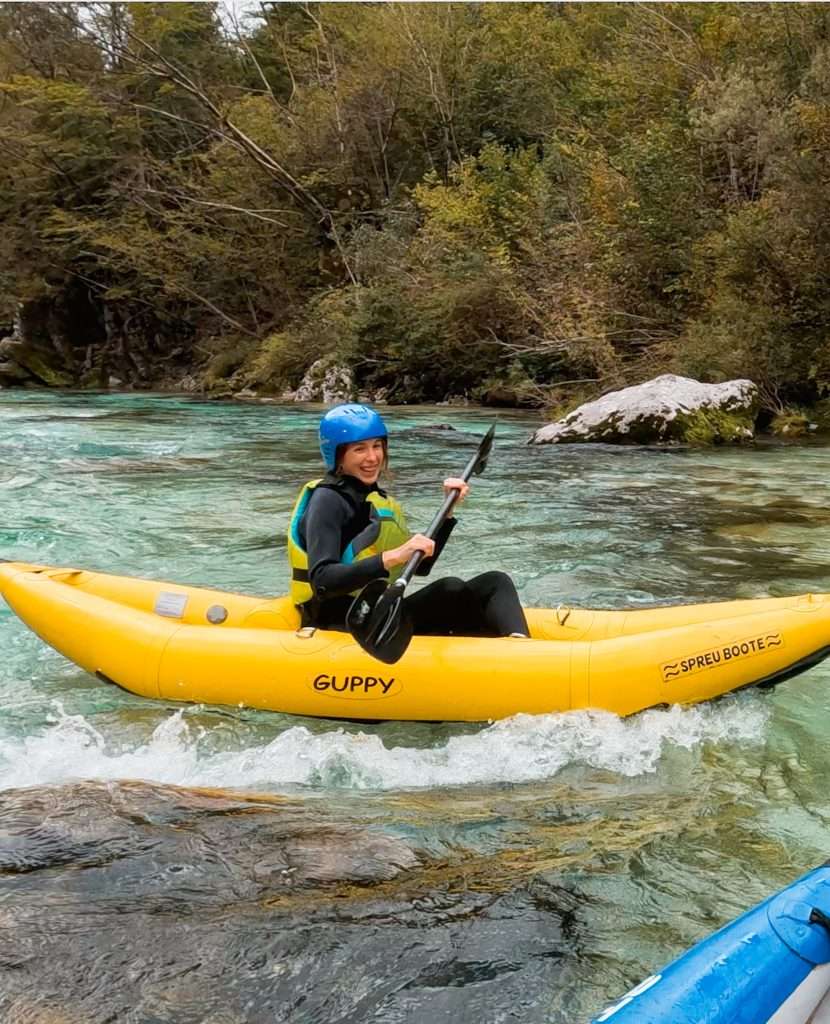 Actividad de kayak en río Soca