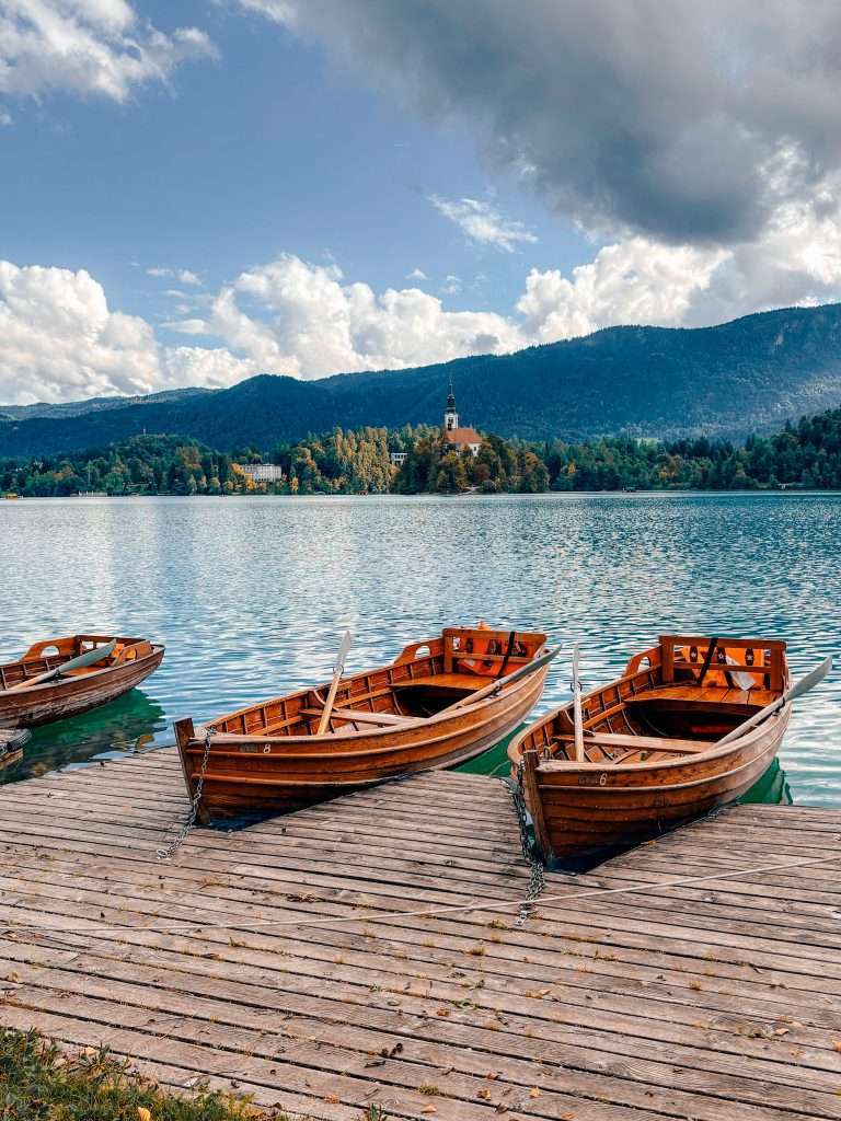 Barcas en lago Bled