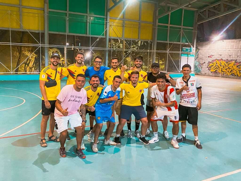 Partido de futbol en la Comuna 13