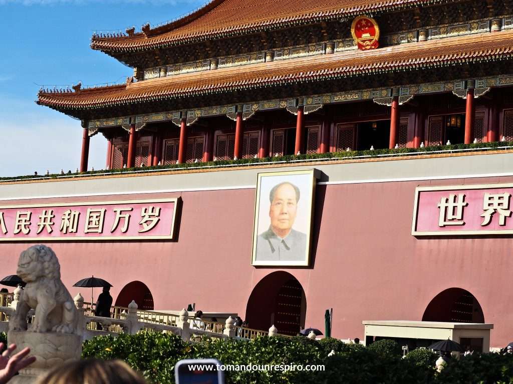 Puerta de Tiananmen con el retrato de Mao sobre el arco