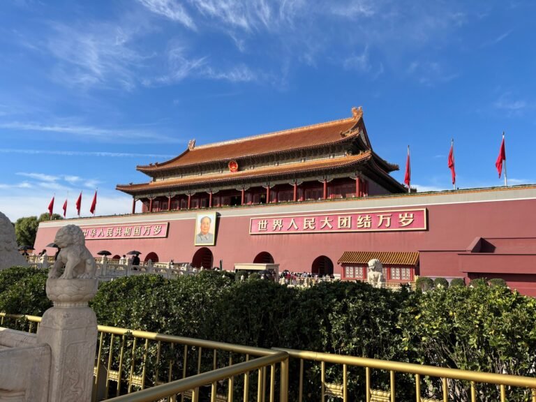 Puerta de Tiananmen con su retrato y cielo azul