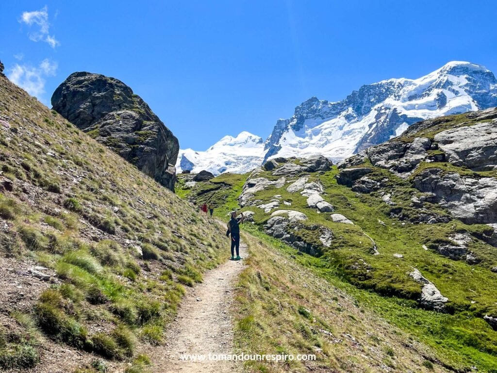 Sendero de bajada del Gornergrat con montañas nevadas
