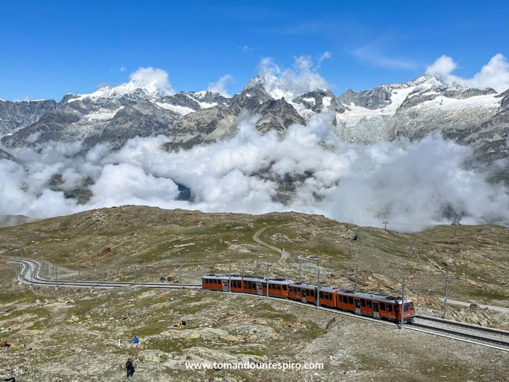 Tren cremallera del Gornergrat entre montañas nevadas