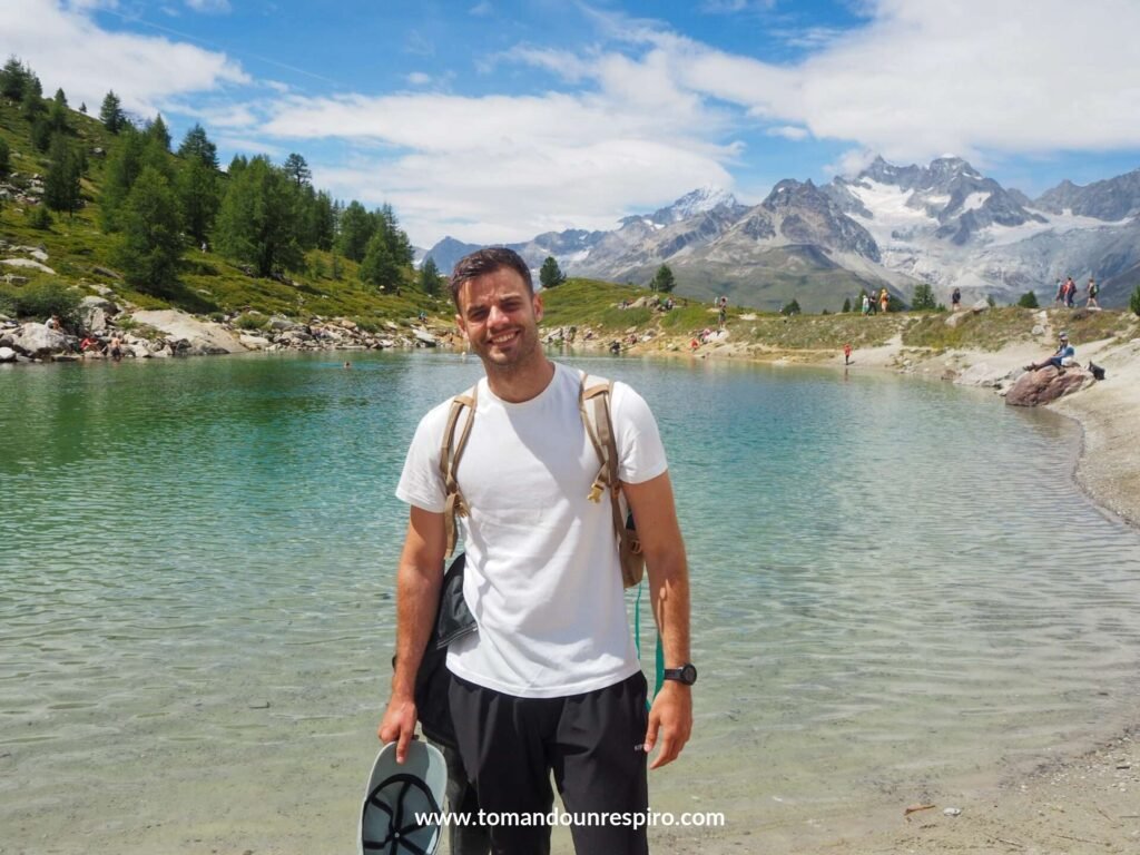 Chris en la orilla del lago Grünsee con el Cervino al fondo