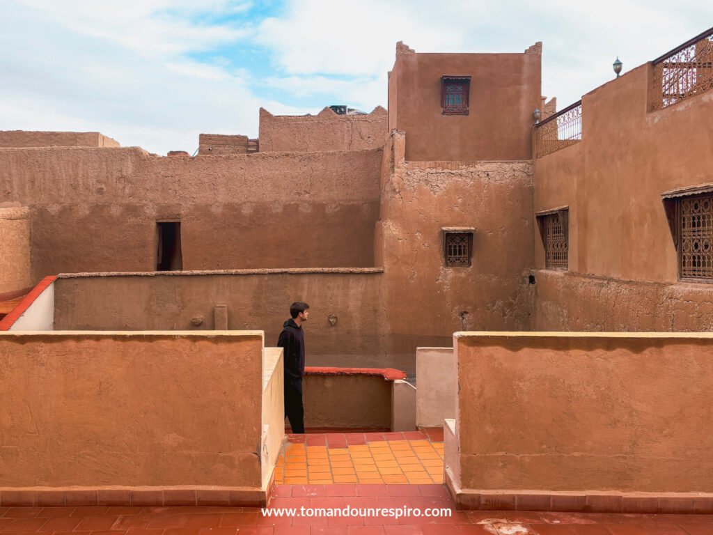 Terrazas de adobe de la kasba de El Khorbat