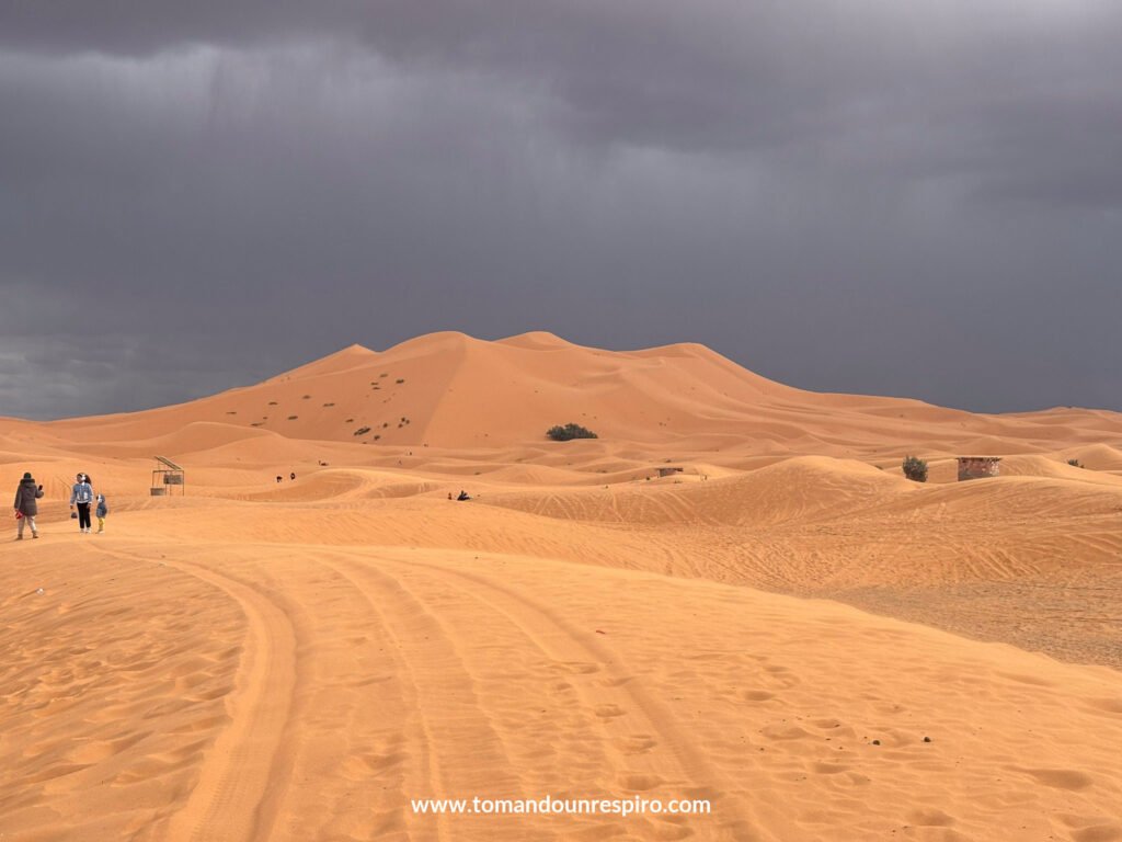 Dunas de Merzouga bajo nubes oscuras
