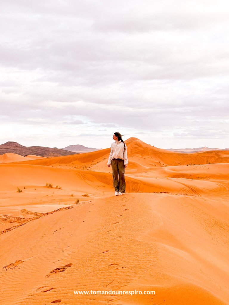Andrea caminando por la cresta de una duna