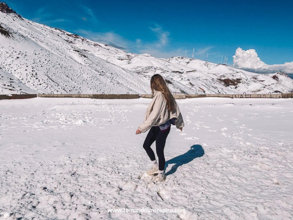 Andrea jugando en la nieve del Atlas