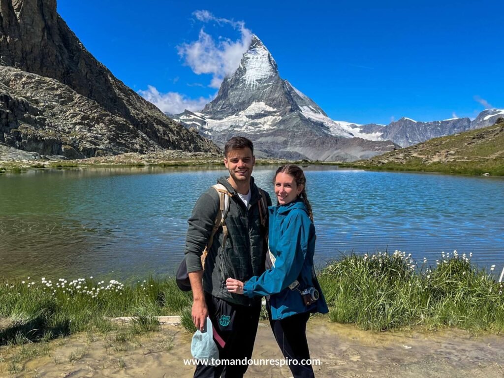 Andrea y Chris en el lago Riffelsee con el Cervino detrás