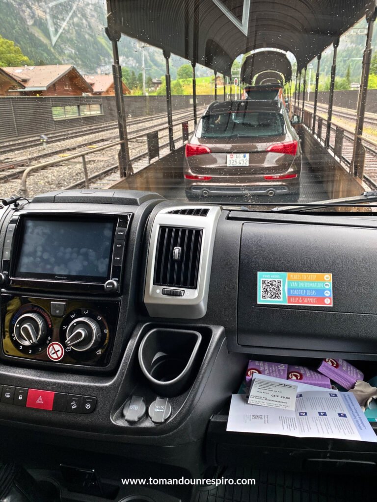 Nuestra camper dentro del tren de coches de Kandersteg