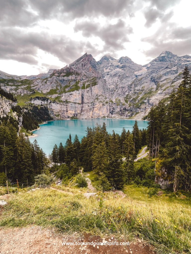 Lago Oeschinensee entre montañas y bosque