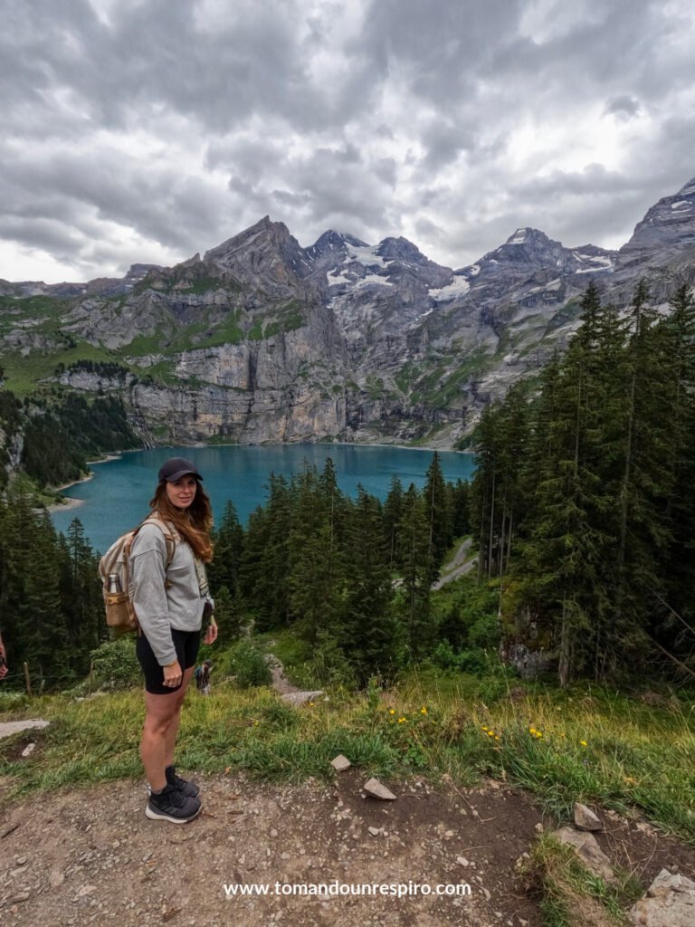 Andrea en un sendero sobre el lago Oeschinensee