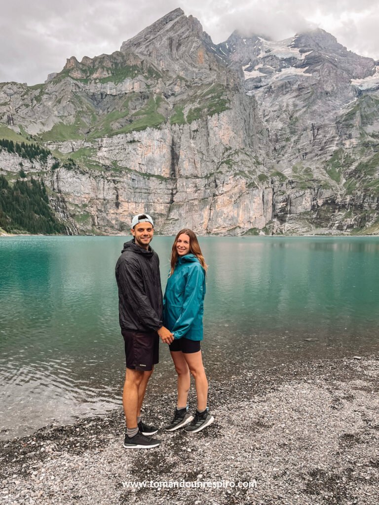 Andrea y Chris en la orilla del Oeschinensee