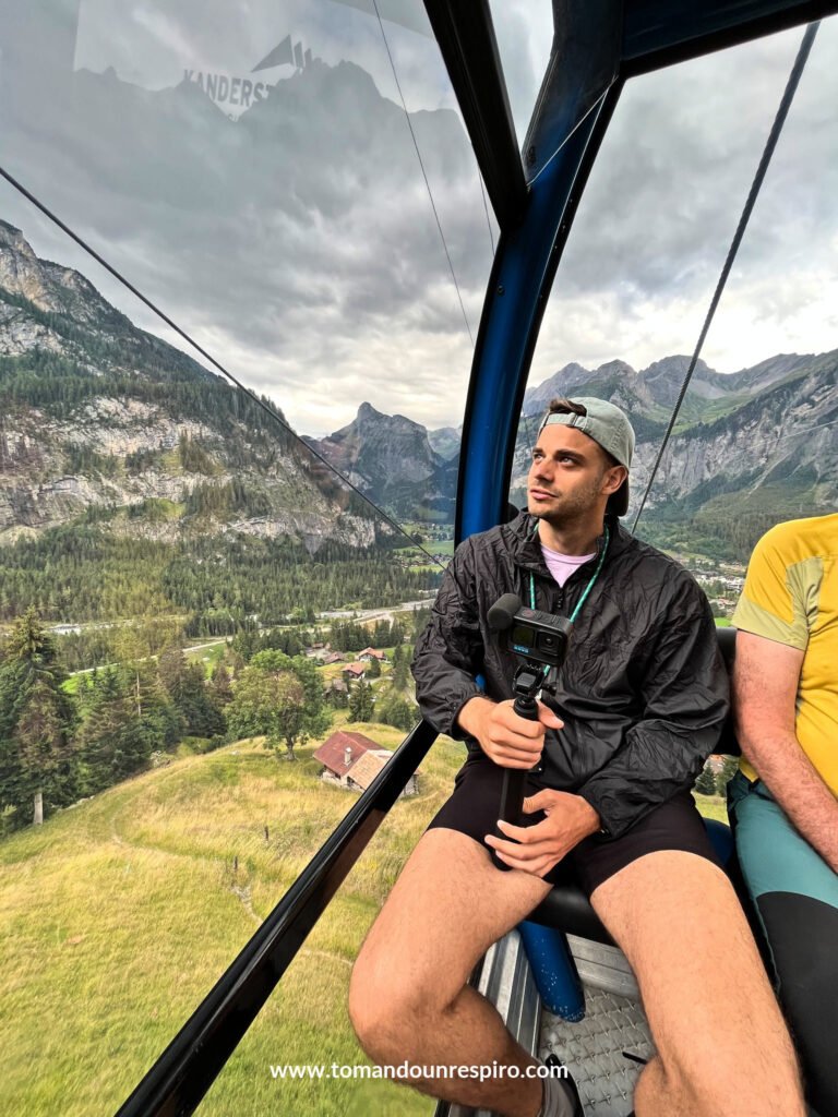 Chris en la cabina del teleférico subiendo al Oeschinensee