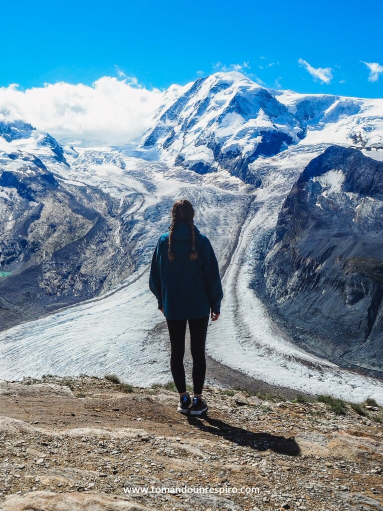 Andrea de espaldas ante el glaciar Gorner