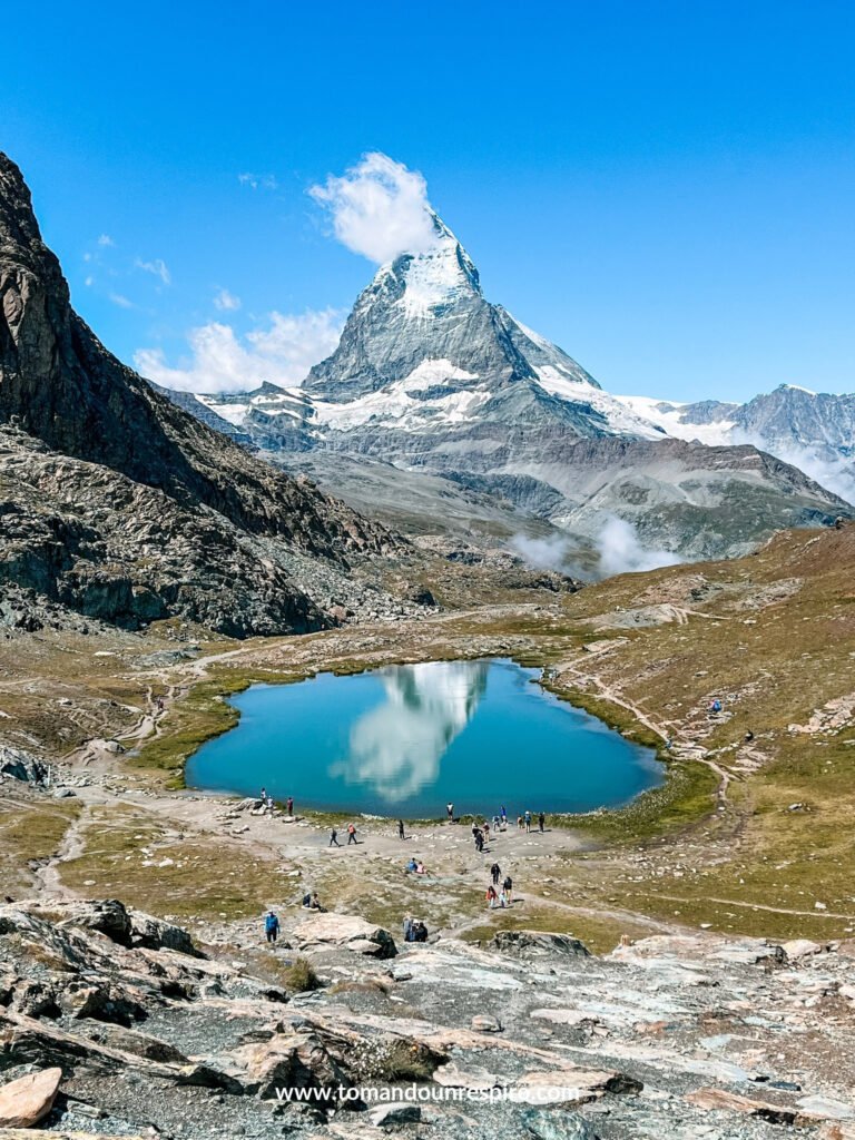 El Cervino reflejado en un pequeño lago alpino